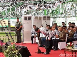 Sampaikan Hormat, Jokowi Bungkukkan Badan di Hadapan 38 Ribu Guru