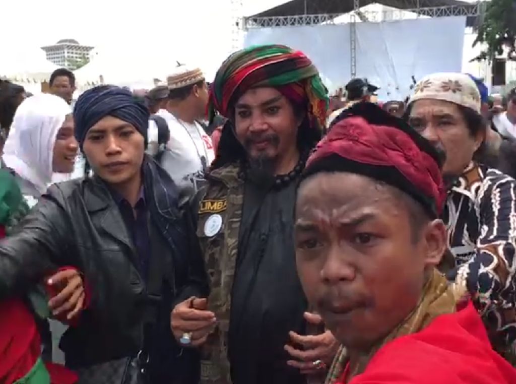 Hadir di Acara Reuni 212, Limbad Laris Diajak Selfie Hadir di Acara Reuni 212, Limbad Laris Diajak Selfie