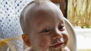 Lihat Yuk, Kelucuan Wajah Cemong Bayi-bayi Saat Makan Sendiri