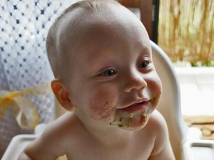 Lihat Yuk, Kelucuan Wajah Cemong Bayi-bayi Saat Makan Sendiri Lihat Yuk, Kelucuan Wajah Cemong Bayi-bayi Saat Makan Sendiri