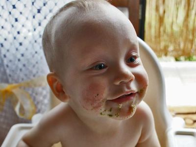 Lihat Yuk, Kelucuan Wajah Cemong Bayi-bayi Saat Makan Sendiri