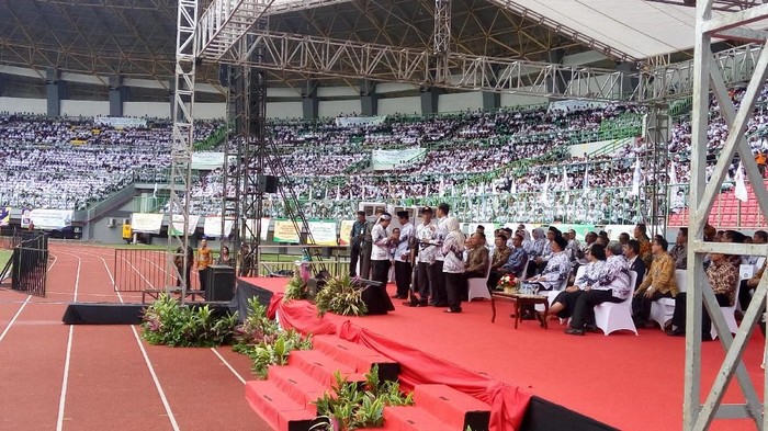 Presiden Jokowi menghadiri peringatan HUT ke-72 PGRI di Bekasi.