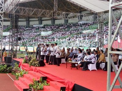 Foto: Momen Jokowi Hormat Bungkukkan Badan di Hadapan Para Guru