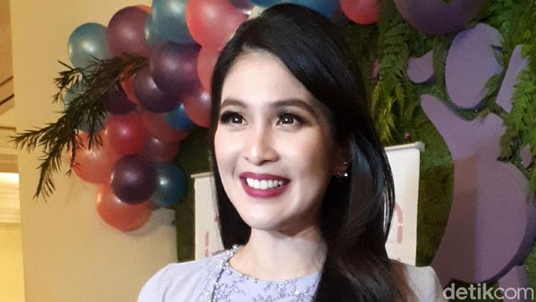 Sandra Dewi, Si Bumil Cantik Nan Menawan
