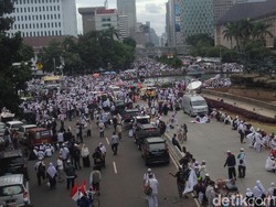 Mulai Keluar Area Monas, Massa Alumni 212 Padati Jalan MH Thamrin