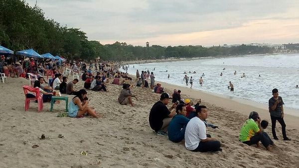 Foto: Pantai Kuta yang Tetap Ramai Turis