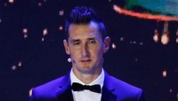 Miroslav Klose, topskorer sepanjang masa Jerman menyerahkan trofi Piala Dunia. Jerman akan mencoba menjadi tim pertama setelah Brasil di 1962 yang mempertahankan titel itu pada tahun depan. (Foto: Kai Pfaffenbach/Reuters)
