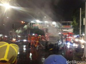 Mobil Angkot Terbakar Hangus di Dekat Stasiun Jatinegara
