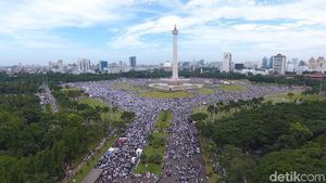 Foto: Melihat Lagi Momen 212 dari Salat Subuh Hingga Monas Bersih Lagi