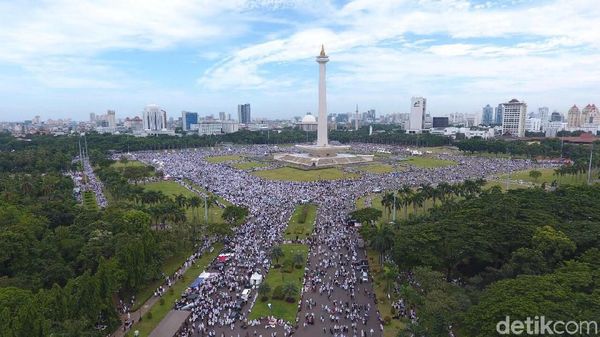 Foto: Melihat Lagi Momen 212 dari Salat Subuh Hingga Monas Bersih Lagi