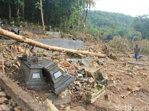 Diterjang Banjir, Beberapa Jenazah di Makam Jolok Bantul Hilang
