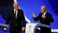 Presiden Rusia Vladimir Putin memberikan sambutan di atas panggung sebelum acara utama dimulai. Putin didampingi Presiden FIFA Gianni Infantino. (Foto: Grigory Dukor/Reuters)