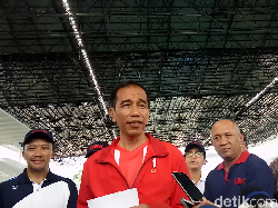 Senyum Jokowi Saat Ditanya soal Airlangga Jadi Caketum Golkar