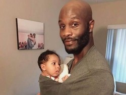 Aih Lucunya, Hanya dengan Kaus, Ayah Bisa Gendong Bayinya