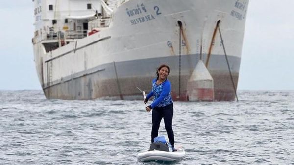 Aksi Menteri Susi Berselancar di Depan Kapal Tangkapan