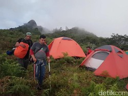 Kepuasan Atlet Difabel Gapai Puncak Gunung Sesean di Toraja