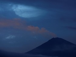 Gunung Agung Kembali Erupsi, Warga Diminta Jauhi Radius 4 Km