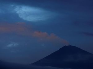 Gunung Agung Kembali Erupsi, Warga Diminta Jauhi Radius 4 Km Gunung Agung Kembali Erupsi, Warga Diminta Jauhi Radius 4 Km
