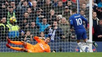 Sudah sembilan gol dibuat Eden Hazard untuk Chelsea musim ini, dengan dua di antaranya dari titik putih. Yang pertama ketika menang 3-1 lawan Newcastle United bulan Desember dan kemudian saat berimbang 2-2 dengan Arsenal di bulan berikutnya. (Foto: David Klein/Reuters)