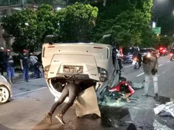 Kecelakaan Tunggal, Honda Jazz Terbalik di Tengah Jalan MT Haryono