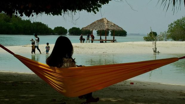 Wisatawan berwisata di Pantai Pasir Perawan, Pulau Pari, Kepulauan Seribu, Jakarta, Minggu (19/11). ANTARA FOTO/R. Rekotomo/17.
