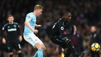 Menjamu West Ham di Etihad Stadium, Minggu (3/12/2017) malam WIB, City tampil dominan dan menguasai laga sejak kick-off. Tamunya itu menerapkan gaya defensif dan bermain rapat di area kotak penalti. (Foto: Clive Brunskill/Getty Images)