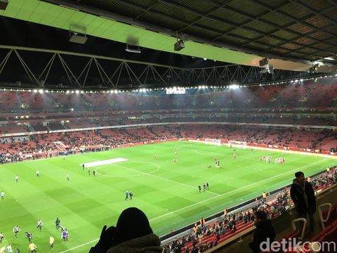 Gemuruh Fans MU di Dinginnya Emirates Stadium