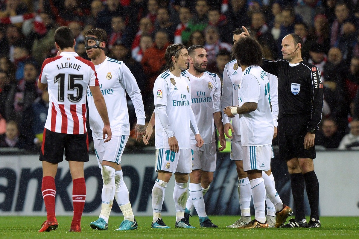 Sergio Ramos (Real Madrid) dikartumerah dalam laga di kandang Athletic Bilbao (Foto: Vincent West/Reuters)