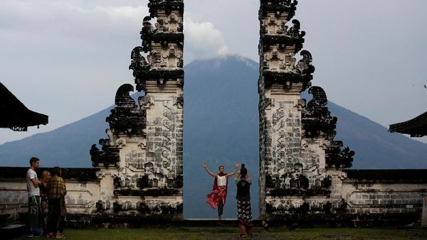 Penampakan Gunung Agung dari Candi Lempuyang Hari Ini