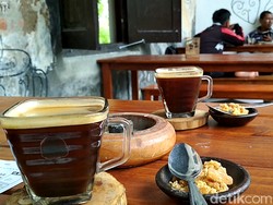 Ngopi di Tengah Keboen Kopi Karanganyar Blitar