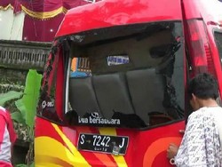 Mobil Wisatawan Gunung Bromo Terguling, Belasan Penumpang Luka