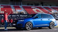 Jordi Alba memilih Audi Q7 Sport berwarna biru sebagai tunggangannya.  (Alex Caparros/Getty Images for AUDI)