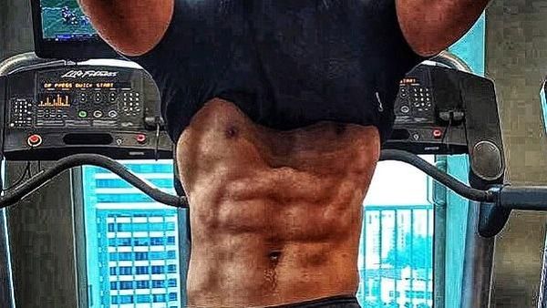 Sederet Artis Tampan dengan Perut Sixpack yang Bikin Klepek-klepek