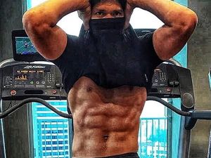 Sederet Artis Tampan dengan Perut Sixpack yang Bikin Klepek-klepek