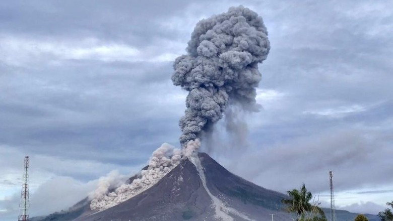Gunung Sinabung Kembali Erupsi, Semburkan Abu Vulkanik 3 Km