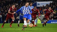 Brighton menghidupkan peluang mencuri angka setelah wasit menunjuk titik putih. Eksekusi Glenn Murray menaklukkan Simon Mignolet sehingga Brighton menipiskan ketinggalan 1-3 (Foto: Dylan Martinez/Reuters)