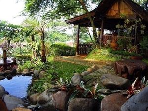 Hilangkan Jenuh dengan Makan Bersama di Restoran Berinterior Alam Ini