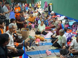 Gubernur Ganjar Hibur Pengungsi di Klaten dan Wonogiri