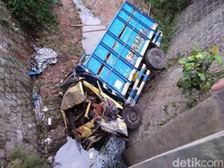 Truk Masuk ke Sungai, 1 Orang dan 1 Ekor Sapi Tewas