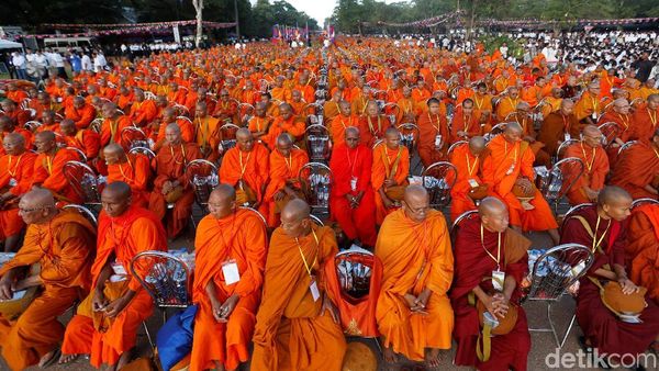 Foto: Krisis Politik Kamboja, Ribuan Biksu Penuhi Lapangan Siem Reap