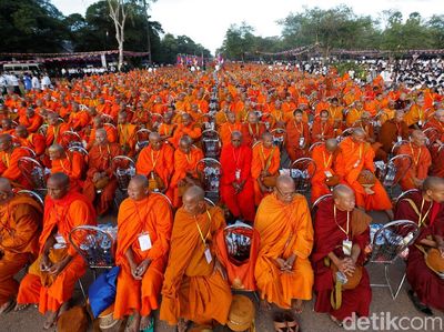 Foto: Krisis Politik Kamboja, Ribuan Biksu Penuhi Lapangan Siem Reap