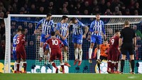 Di lima menit terakhir, Philippe Coutinho mencetak gol dari tendangan bebas yang menjadikan keunggulan Liverpool bertambah menjadi 4-1 atas Brighton. (Foto: Dylan Martinez/Reuters)