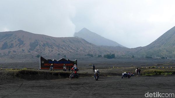 Tugu Bromo yang Kontroversial Itu Masih Tegak Berdiri