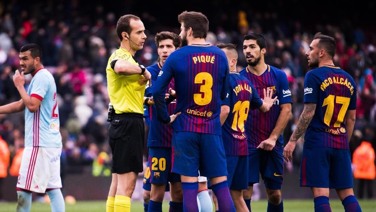 Para pemain Barcelona memprotes wasit Mario Melero Lopez pada laga melawan Celta Vigo (Alex Caparros/Getty Images)