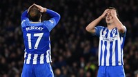 Belum cukup jadi bulan-bulanan, Brighton semakin merana. Hanya dua menit sebelum waktu normal berakhir, Lewis Dunk mencetak gol bunuh diri yang memastikan Liverpool menang 5-1. (Foto: Dylan Martinez/Reuters)