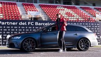 Gerard Pique sedang berpose dengan mobil pilihannya, AUDI RS 6 Avant Performance abu-abu di Sirkuit Barcelona-Catalunya, Montmelo. (Alex Caparros/Getty Images for AUDI)