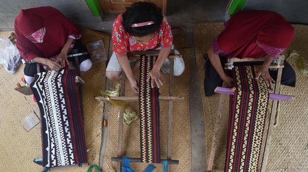 Warga menenun kain Tapis di desa Negeri Katon, Pesawaran, Lampung, Minggu (26/11). ANTARA FOTO/Prasetyo Utomo/17.
