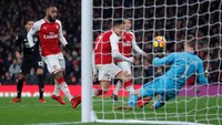 Bak laba-laba, De Gea merajut benang-benang pengaman di sekitar sarangnya. Tembakan lawan tepat di depan gawang pun bisa digagalkan berkat kegesitan. (Foto: Eddie Keogh/Reuters)
