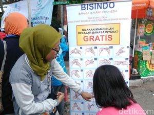 Foto: Saat Kaum Difabel Bantu Ajarkan Bahasa Isyarat