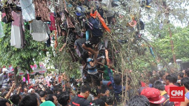 Tradisi gerebeg keres di Dusun Mengelo Desa Sooko, Kabupaten Mojokerto, Jawa Timur, Minggu (3/12). Tradisi ini dilakukan dalam rangka memperingati Maulid Nabi Muhammad SAW. (CNN Indonesia/Kurniawan Dian)